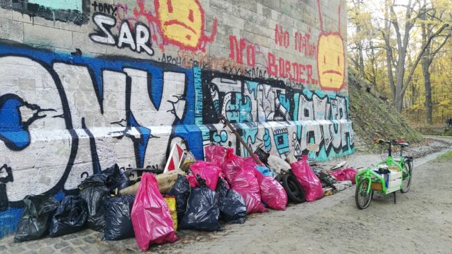 Bei der Prießnitzgrundreinigung 2019 wurden so viele Beutel mit Müll gefüllt. Foto: BUND Dresden