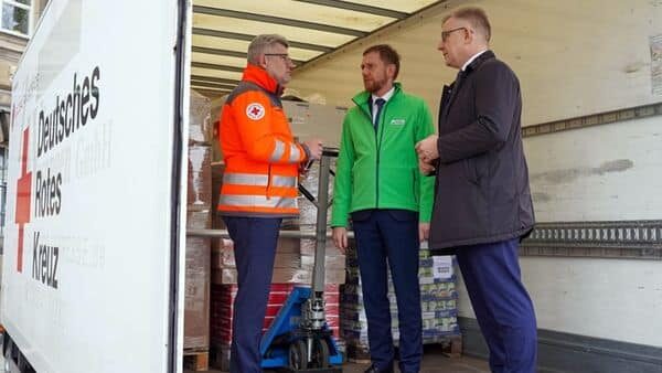 Ministerpräsident Michael Kretschmer bringt gemeinsam mit Rüdiger Unger, dem Vorsitzenden des Vorstandes des DRK Landesverbandes Sachsen e. V. (links) und Krzysztof Bramorski, dem Bevollmächtigten für Internationale Beziehungen des Marschalls von Dolny Śląsk (rechts), eine Hilfslieferung für die Region Dnipropetrowsk auf den Weg. Foto: Staatskanzlei