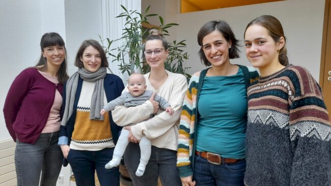 Ortstermin im Hebammen-Haus: Teresa Hermann, Martha Falkenberg, Julia Stietz mit Rosalie, Josefin Schönberg und Paula Liskowksi rufen zur Hilfe auf.