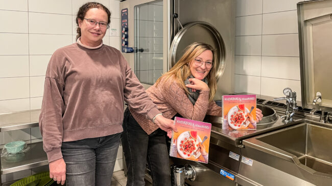 Cornelia Fincke (li) und Stefanie Mahrla mit dem Kita-Kochbuch – Foto: Ulrich van Stipriaan