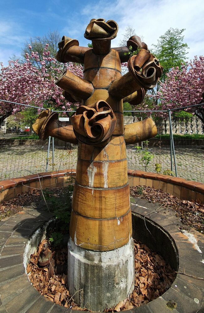 Keramikbrunnen neben dem Jägerhof. Foto: Archiv Anton Launer