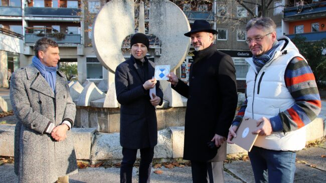 Landtagsabgeordneter Löser (Grüne), Baubürgermeister Kühn, Landeskonservator Furkert und FDP-Stadtrat Zastrow am Kracht-Brunnen.