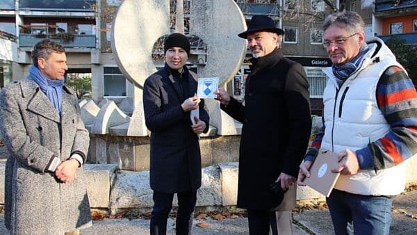 Landtagsabgeordneter Löser (Grüne), Baubürgermeister Kühn, Landeskonservator Furkert und FDP-Stadtrat Zastrow am Kracht-Brunnen.