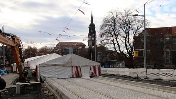 Zwischen den Zelten ist ein Abschnitt schon fertig gepflastert.