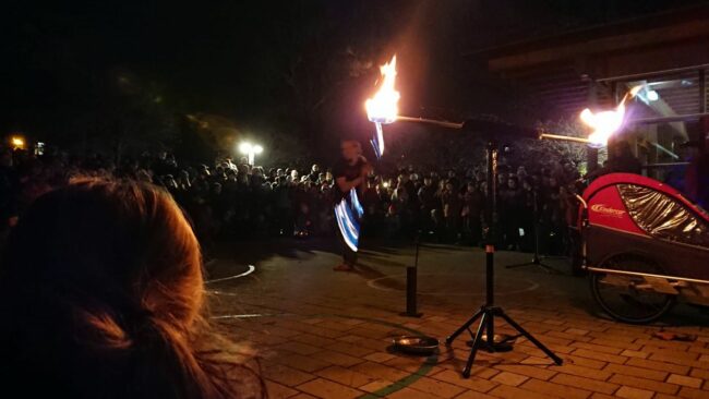 Feuershow zum Abschluss des Nikolausmarktes an der 15. Grundschule