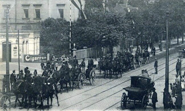 Am 12. Dezember 1912 gab es am Postamt 12 auf der Könisbrücker Straße einen großen Auflauf. Zeitgenössische Postkarte