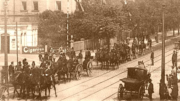 Am 12. Dezember 1912 gab es am Postamt 12 auf der Könisbrücker Straße einen großen Auflauf. Zeitgenössische Postkarte