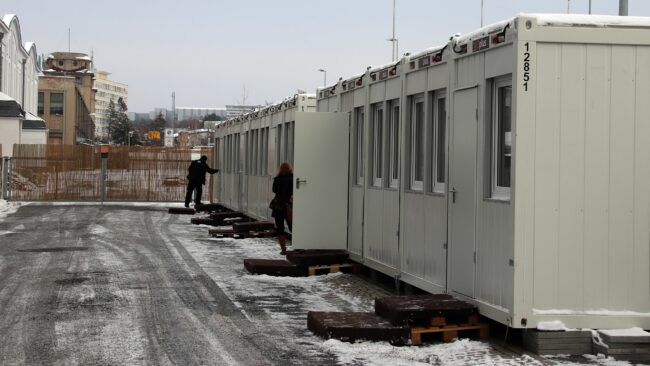 Container für Speise- und Saniertärtrakt. Im Hintergrund der Club Sektor.