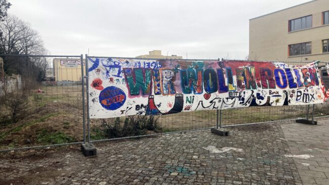 Kinder von der 148. Grundschule haben das Transparent gemalt.