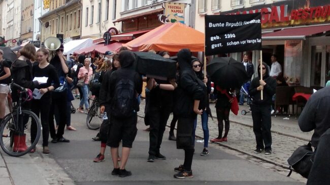 Die BRN wurde schon 2016 symbolisch zu Grabe getragen. Junge Leute wiesen damals darauf hin, dass das Fest nur noch kommerziellen Interessen genüge. Foto: Archiv Ulla W.