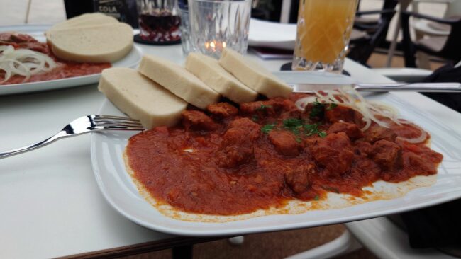 Böhmisches Biergulasch mit Semmelknödeln.