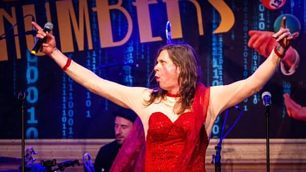 Klaus M. Braune mit Lou Begas „Mambo No. 5“. Das 12. Dresdner Neujahrssingen „Lucky Numbers – Von 0 auf 100“, fotografiert am 06. Januar 2023 im Alten Schlachthof Dresden. Foto: André Wirsig