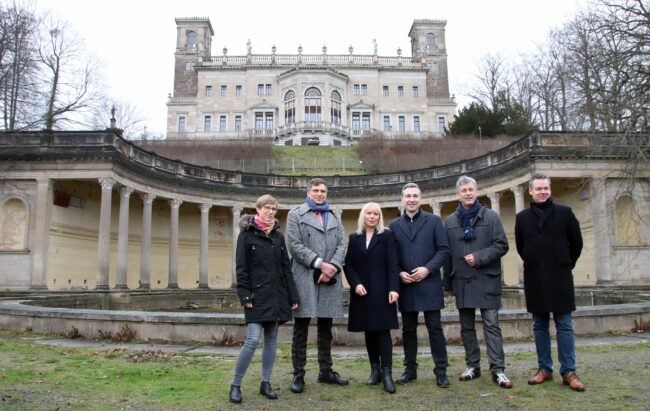 Projektleitern Romy Eichler, Landtagsabgeordneter Thomas Löser, Hochbauamtsleiterin Anja Lange, Baubürgermeister Stephan Kühn, Landtagsabgeordneter Albrecht Pallas und David Klein, Denkmalschutz-Amtsleiter