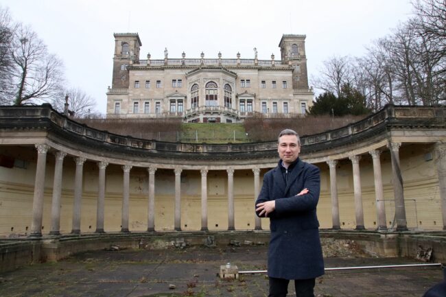 Baubürgermeister Stephan Kühn (Grüne) vor dem Römischen Bad am Schloss Albrechtsberg