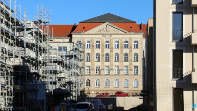 Hinter den Neubauten steht die Melli-Beese- Grund- und Oberschule