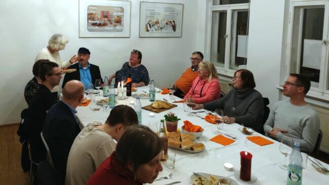 Shabbat-Abend mit Baba Ganoush im Hatikva. Foto: Madeleine Weis