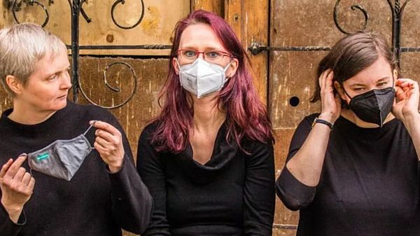 Auf der Bühne mit ihren persönlichen Lockdown-Tagebüchern: Eva Klatte, Josefine Pintaske, Marlen Prescher (v. l. n. r.)