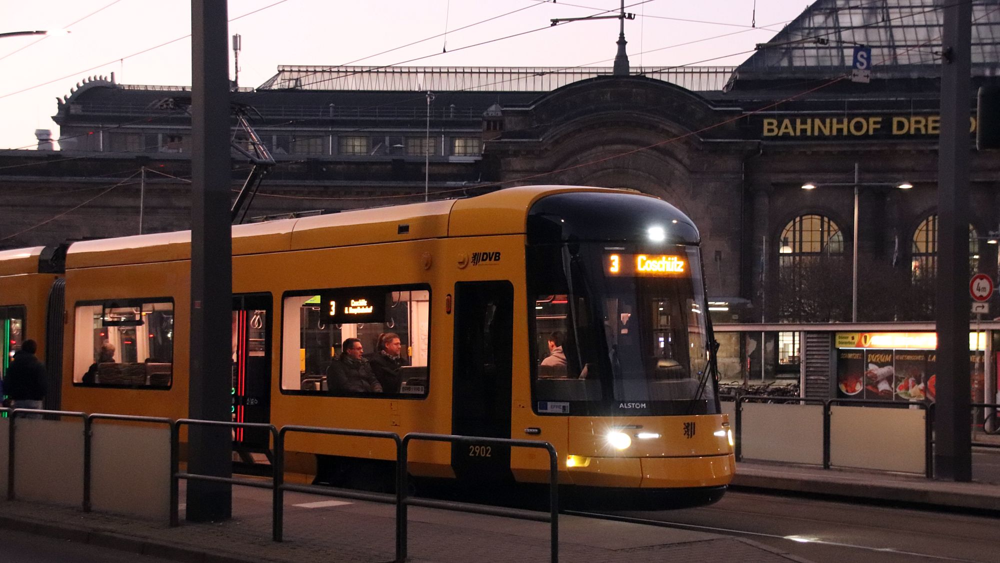 Straßenbahn am Bahnhof Neustadt. Foto: Archiv Anton Launer