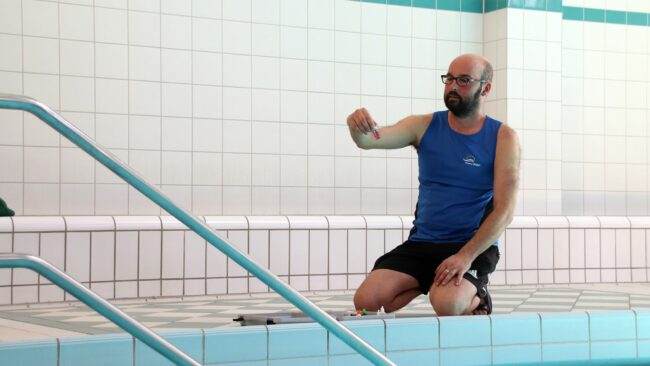 Schwimmmeister Uwe Lehmann prüft die Wasserqualität des Nordbades. 