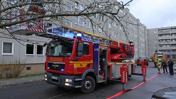 Feuerwehreinsatz am Montagnachmittag in der Plattenbausiedlung Am Jägerpark. Foto: Roland Halkasch