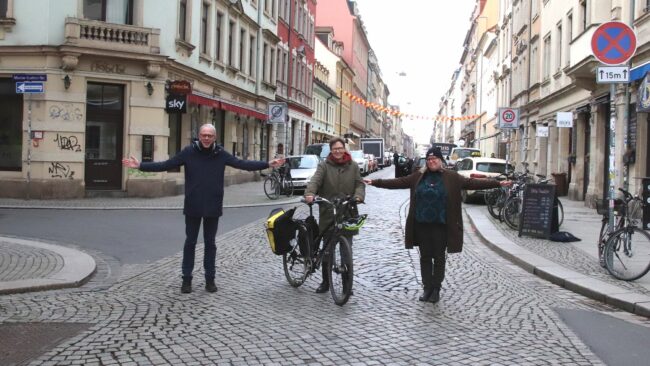 Probestehen für die Diagonalsperre: Stadtbezirksbeirat Norbert Rogge, Stadträtin Ulrike Caspary und Stadtbezirksbeirätin Ulla Wacker (von links, alle Grüne)