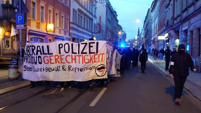 Anschließend formierte sich ein Demozug mir rund 100 Teilnehmenden. 