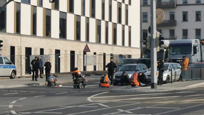 "Letzte Generation" blockiert die Königsbrücker Straße