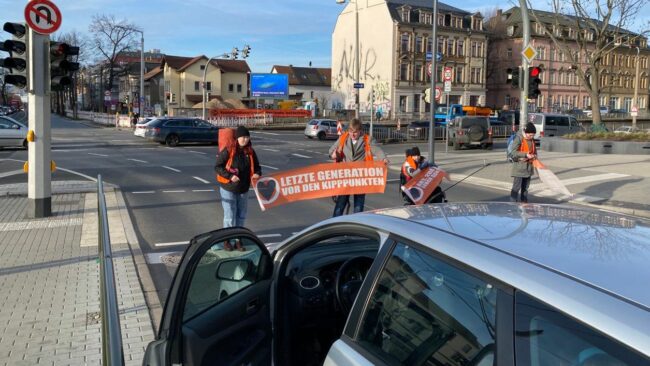 Blockade neben der Gemeinschaftsschule an der Kreuzung Stauffenbergallee, Königsbrücker Straße. Foto: Letzte Generation