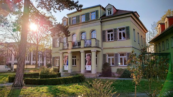 Hinter Bäumen versteckt befindet sich die Villa "Baumgarten"