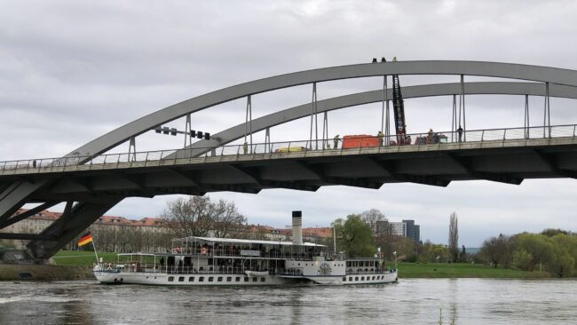 Die Rettungskräfte versuchen die Frau zu bewegen, dass sie die Brücke verlässt.