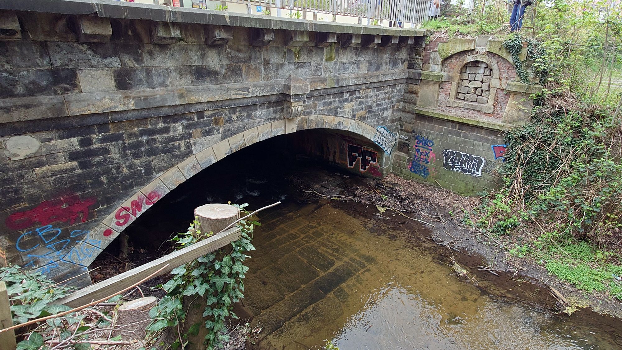 So sah die alte Natursteinbrücke vor der Sanierung aus. Die neue ist aus Beton, die sichtbaren Sandsteine sind nur angeklebt. Foto: Archiv Anton Launer