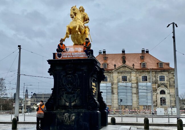 Mitglieder der Letzten Generation auf dem Standbild "Goldener Reiter". Foto: Letzte Generation