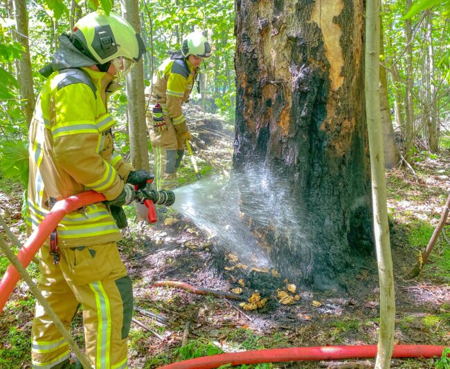 Einsatzkräfte löschen den Brand mit einem Strahlrohr. Foto: Feuerwehr Dresden