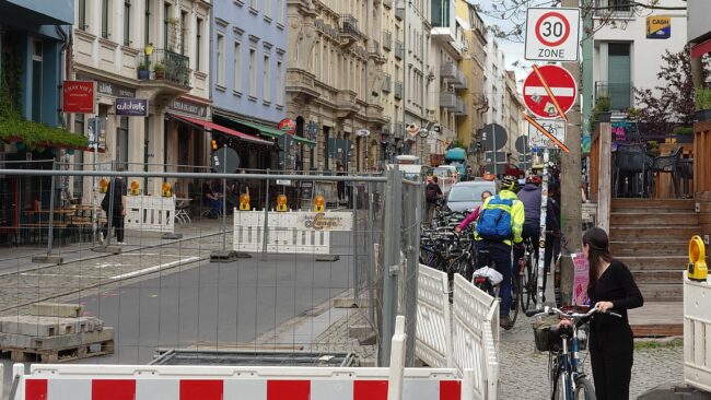 Auf dem Fußweg vor dem "Burgerheart" wirds eng.