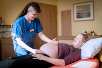 Kein Neujahrskind - trotzdem tolle Bilanz im Diako Eine Hebamme tastet einer Schwangeren den Bauch ab. Foto: Diako Dresden