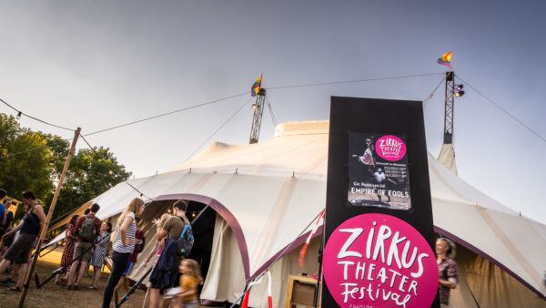 Ein Zirkuszelt im Alaunpark Foto: André Wirsig