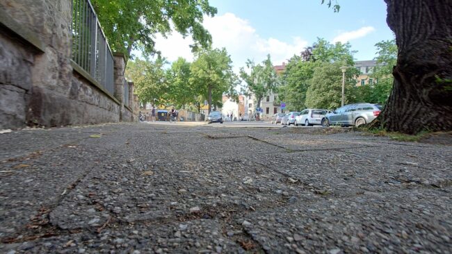 Auch die alten Kiesel-Beton-Platten vor dem Kindergarten werden ausgetauscht.