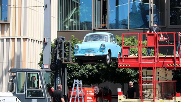 Der 620 Kilo schwere Trabant P50 wird ganz vorsichtig zu Boden gebracht.