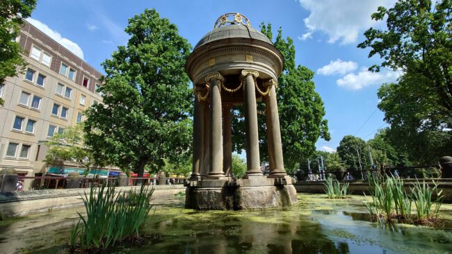 Dem von Hans Erlwein entworfene Tempietto fehlt aktuell der Wasserstrahl.