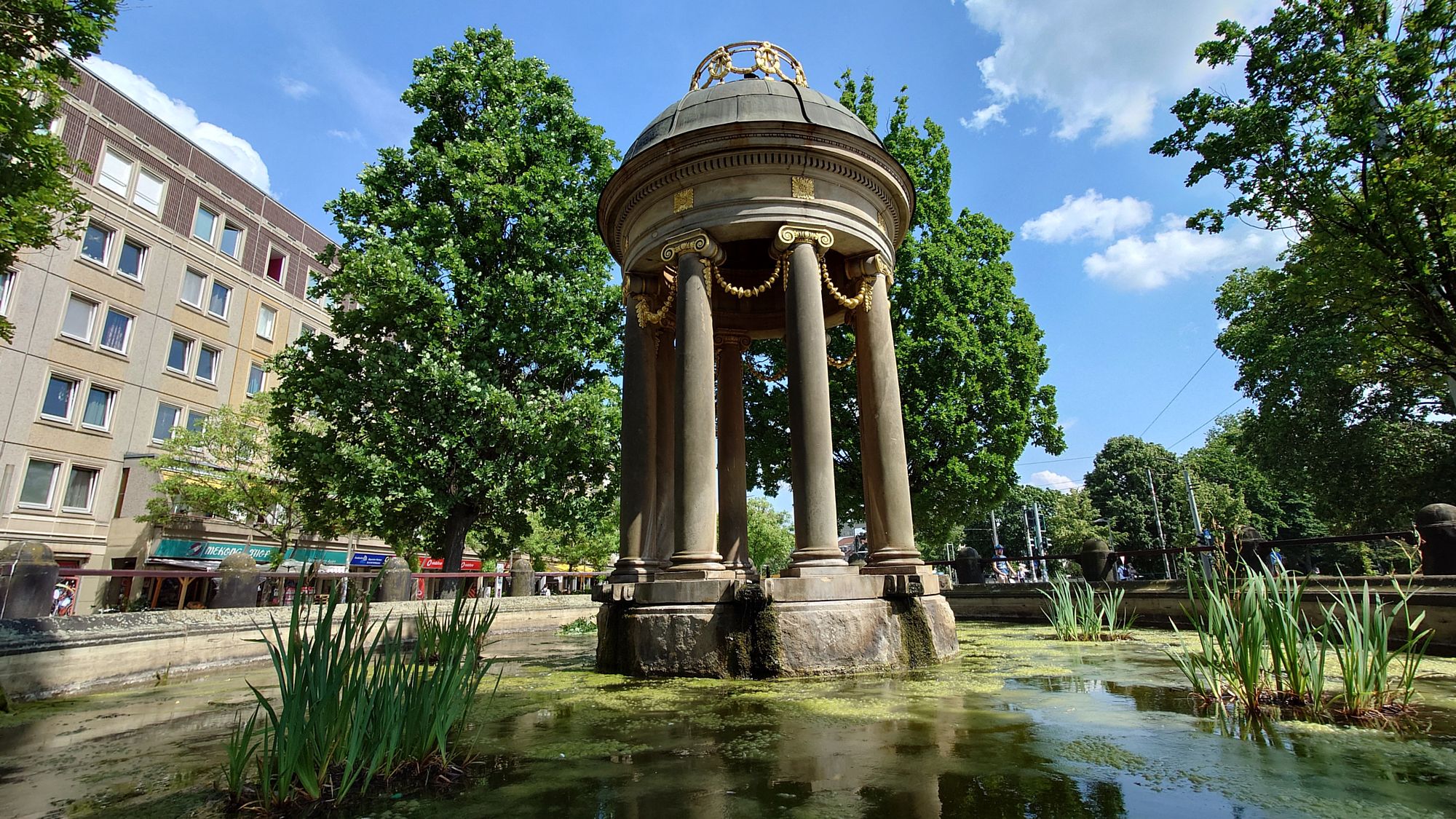 Das von Hans Erlwein entworfene Tempietto des Artesischen Brunnens am Albertplatz. Foto: Archiv Anton Launer