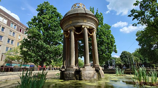 Dem von Hans Erlwein entworfene Tempietto fehlt aktuell der Wasserstrahl.