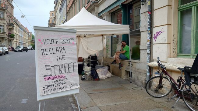 Die Dissidenten-Fraktion residiert für zehn Tage in und vor der Bar "Daneben"