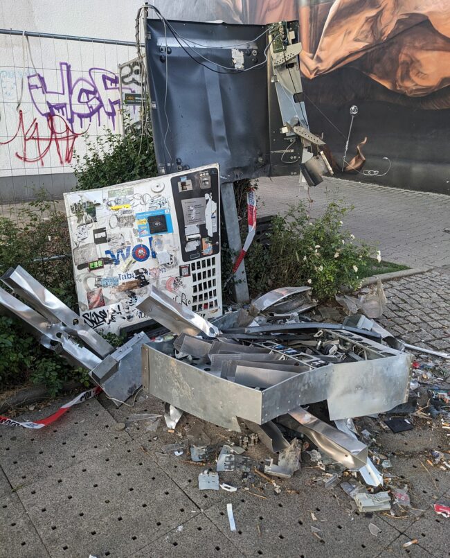 Gesprengter Zigarettenautomat an der Leipziger Straße. Foto: Frank Rosedemon