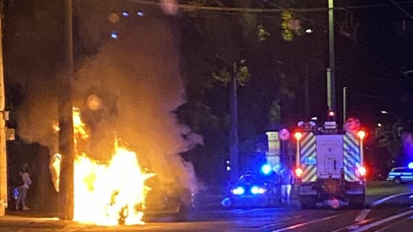 Autobrand nach Frontalcrash mit einer Laterne