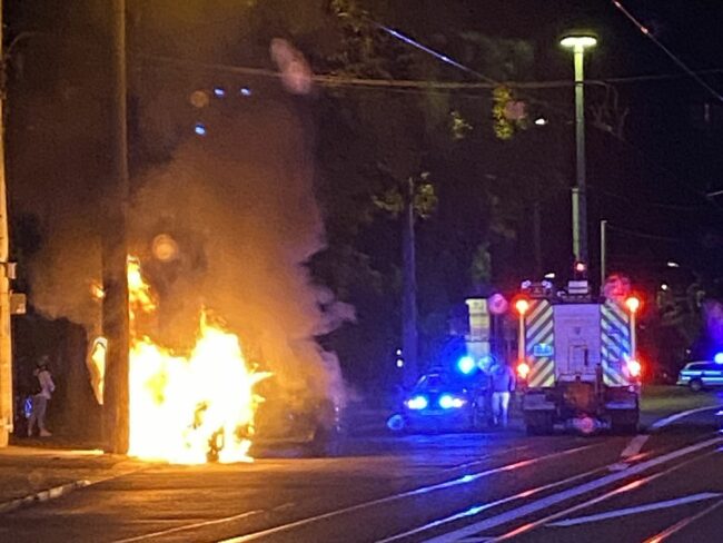 Autobrand nach Frontalcrash mit einer Laterne 