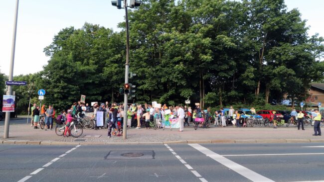 Die Schülerinnen und Schüler machten auf die gefährliche Situation an der Kreuzung aufmerksam.