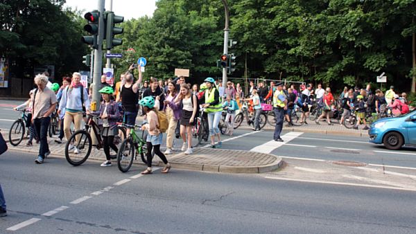 Demo für längere Grünphasen an der Stauffenbergallee.