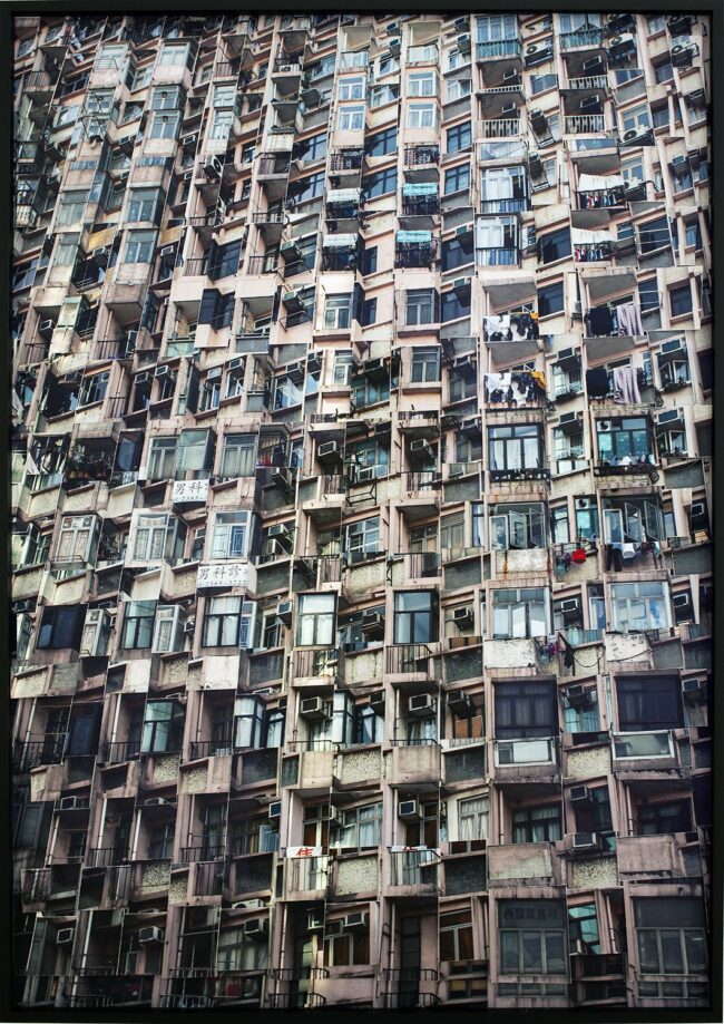 Foto: Sabine Wild, Hongkong_9395, 2021, 84 x 59,4 cm, Pigmentprint auf Hahnemühle Photorag, Aludistanzrahmen, Museumsglas, Unikat, von Hand gewebt.