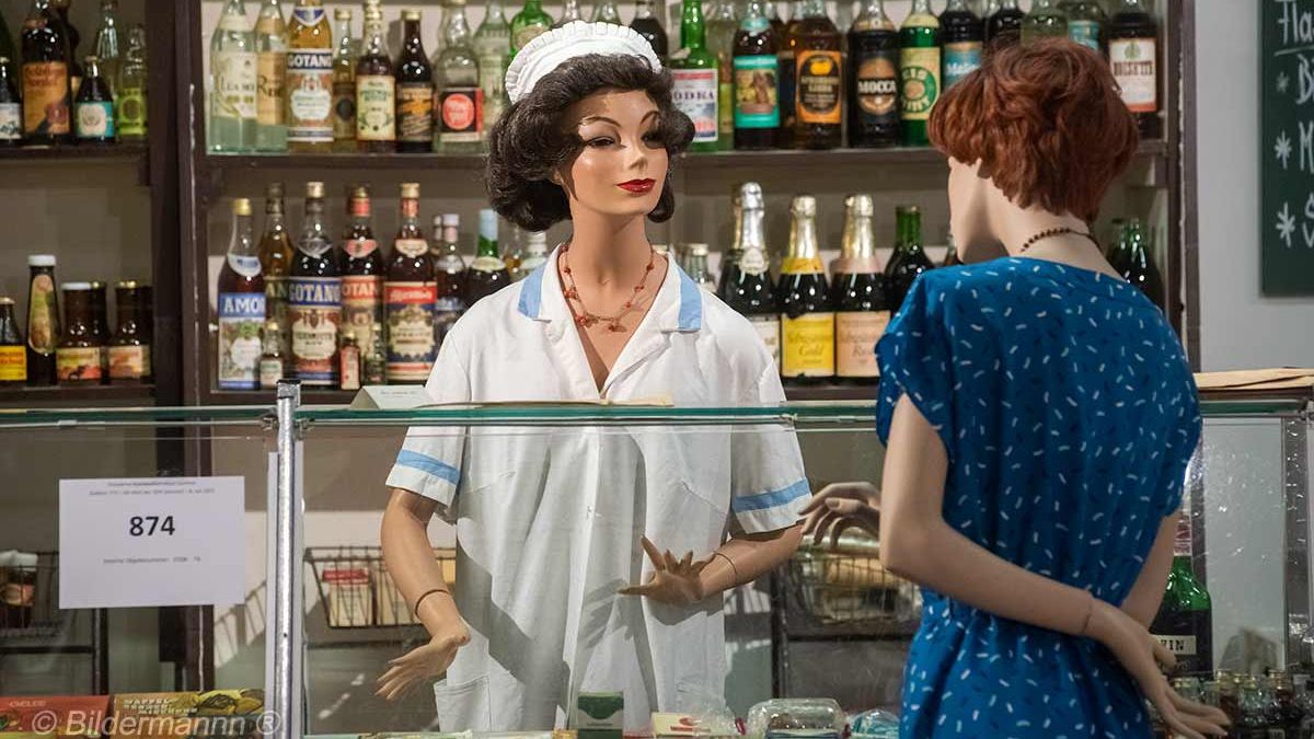 "Welt der DDR" versteigert Die komplette Ladeneinrichtung mit Schaufensterpuppen und Inventar wurde für 5.500 Euro versteigert. Foto: Bildermann