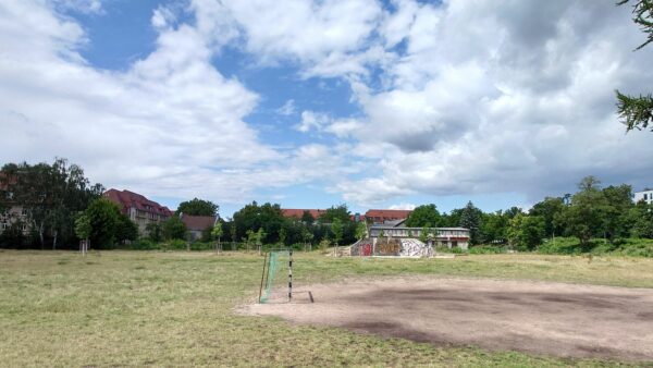 Sachsen möchte hier eine Lückenbebauung vornehmen. Ein mehrstöckiger Block mit Verwaltungsgebäude ist geplant.